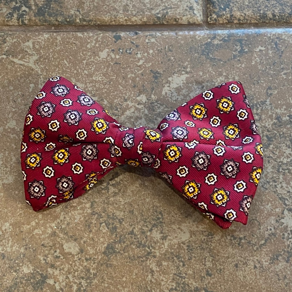 Vintage Clip-On Bow Tie Mens Burgundy Red Excellent Medallion Pattern